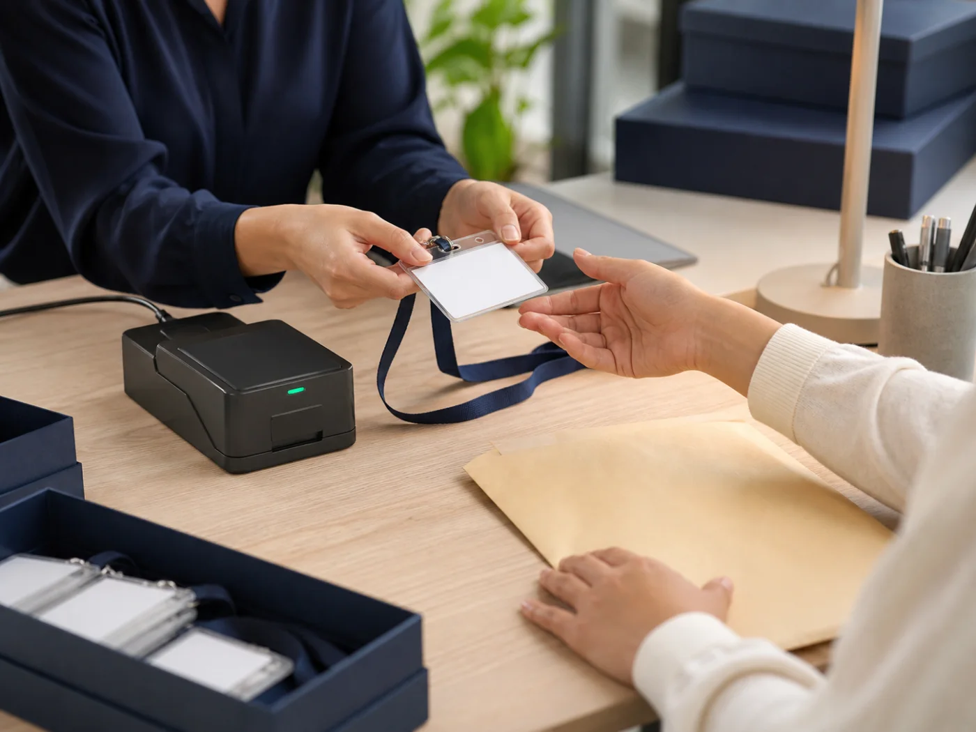 Badges RFID pour employés dans un scénario professionnel sans marque