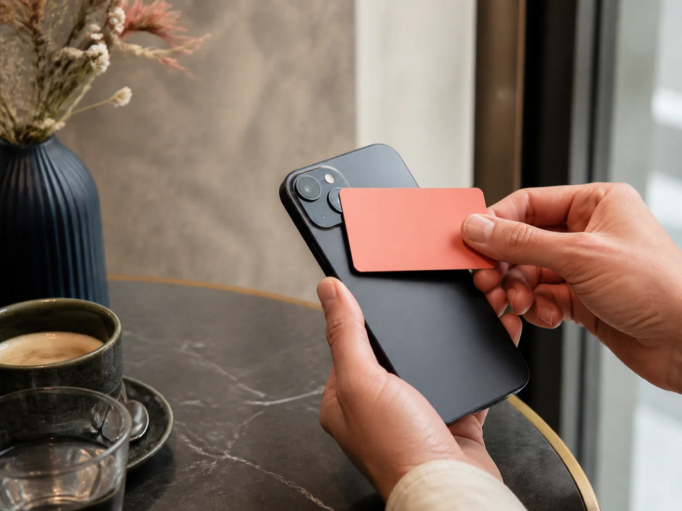 Cartes NFC personnalisées dans un scénario professionnel sans marque